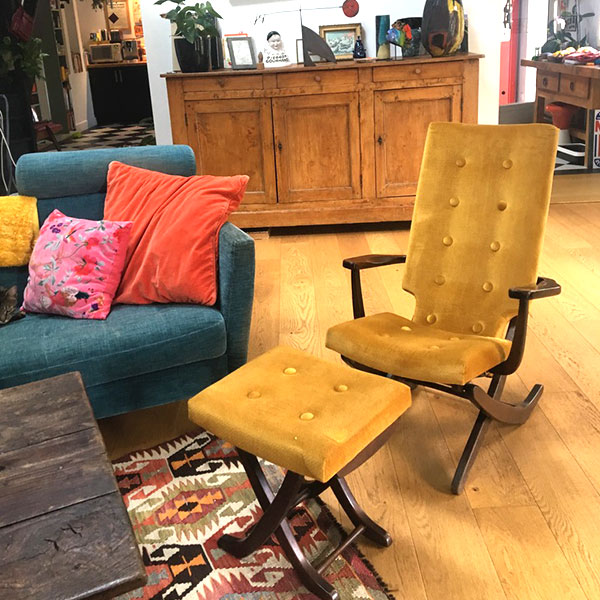 Jolie paire de fauteuils réglables et ottoman jaune moutarde style vintage
