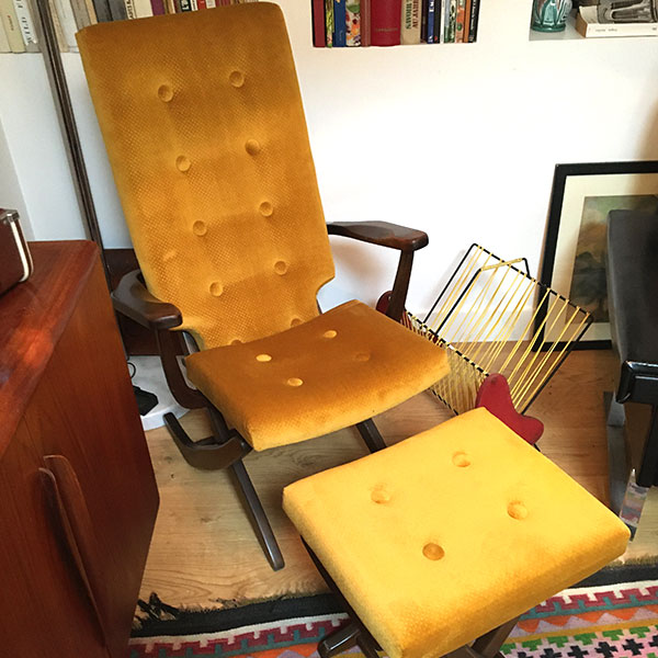 Jolie paire de fauteuils réglables et ottoman jaune moutarde style vintage