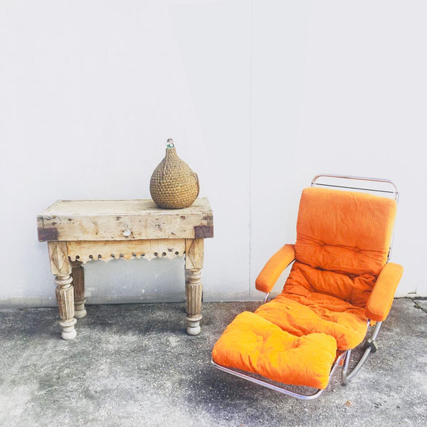 Magnifique chaise longue à bascule en velours orange disponible dans la catégorie Brocante du eshop de Madame m