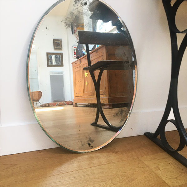 Magnifique miroir biseauté de forme ovale idéale pour une décoration murale style vintage disponible sur le eshop de Madame M