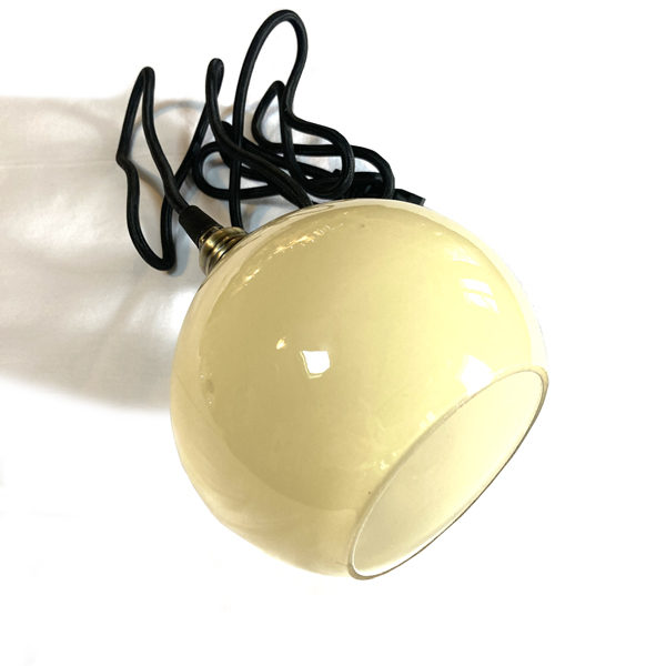 Lampe baladeuse en opaline beige, de forme ronde, parfaite pour une petite touche de douceur dans votre univers déco