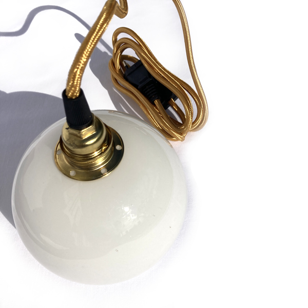 Lampe baladeuse boule en opaline blanche à poser, ou à suspendre…