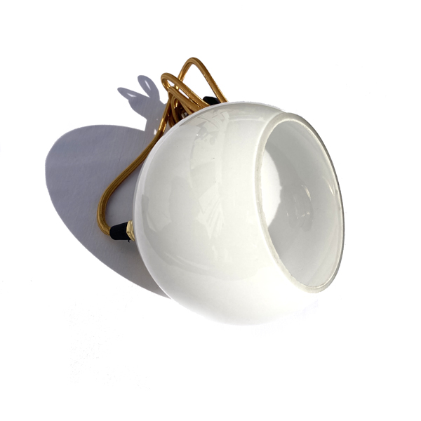 Lampe baladeuse boule en opaline blanche à poser, ou à suspendre…