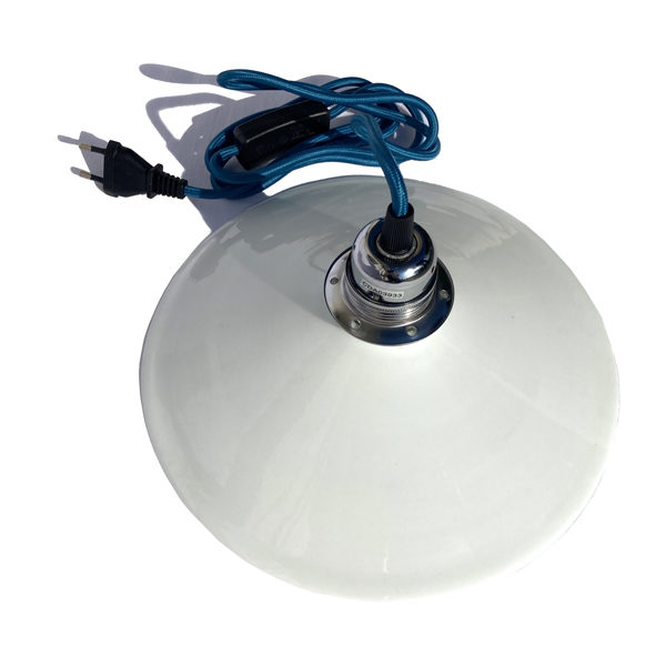 Suspension en opaline blanche avec ajout d'une douille E27 et d'un cable électrique bleu paon avec prise et interrupteur noirs
