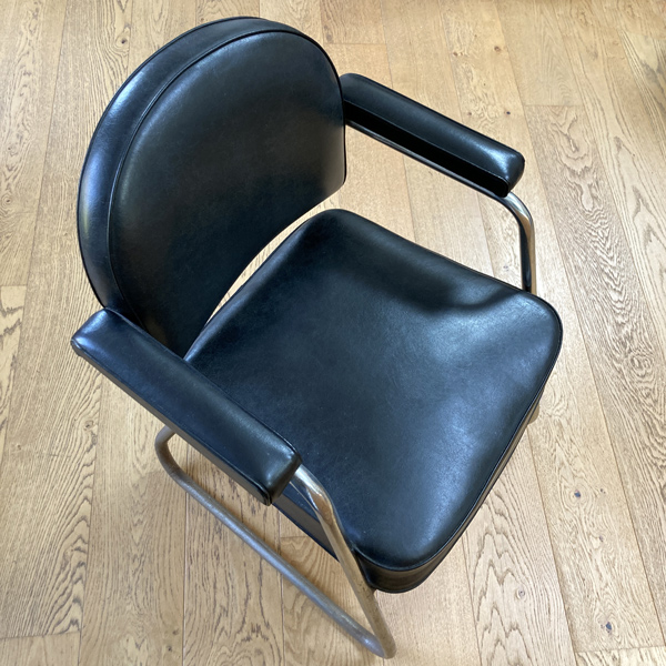 Un fauteuil en simili noir, complètement année 60, complètement vintage…