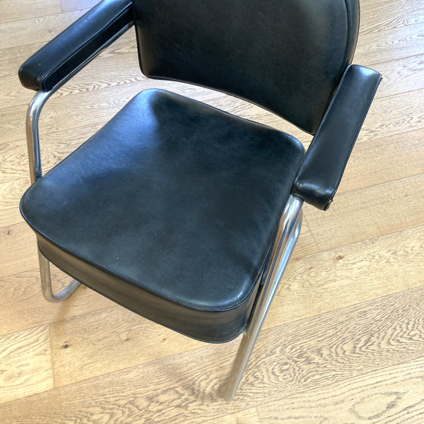 Un fauteuil en simili noir, complètement année 60, complètement vintage…