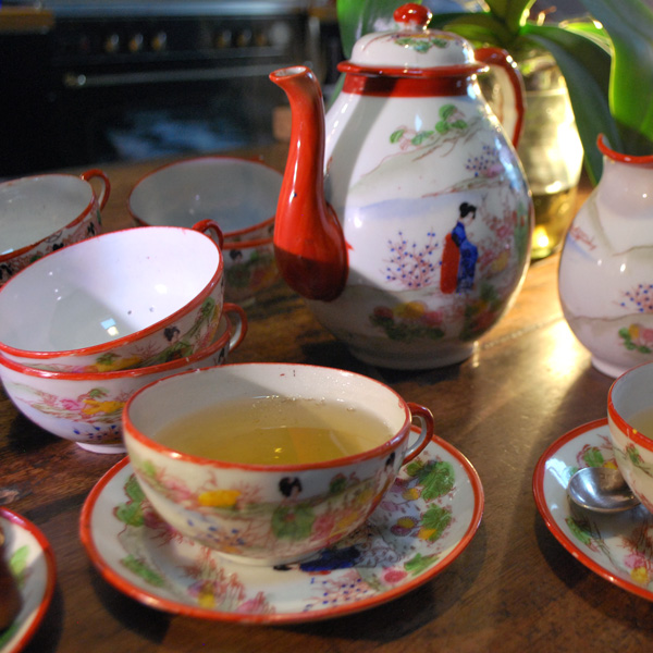 Service à thé en porcelaine fine du Japon, peint à la main. Vintage années 70.