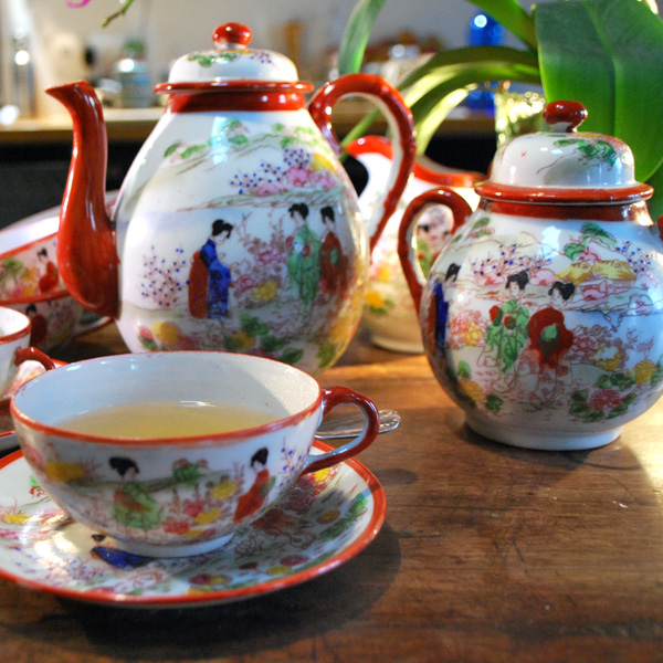 Service à thé en porcelaine fine du Japon, peint à la main. Vintage années 70.