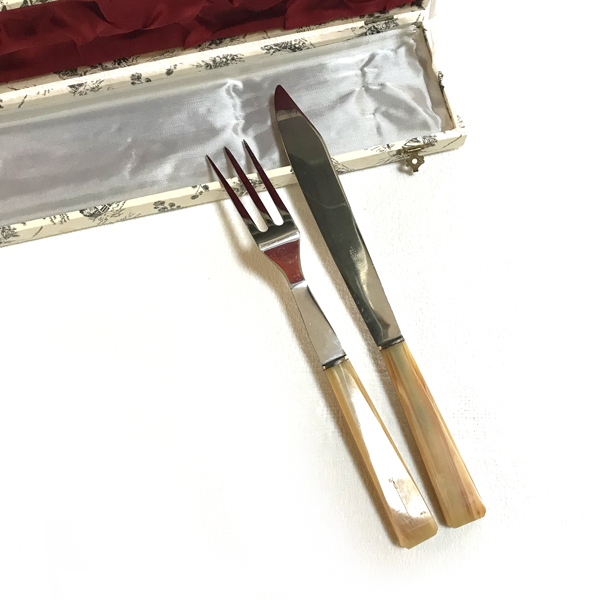 Coffret de service avec couteau et fourchette à découper. Ligne design vintage intéressante pour une jolie table.