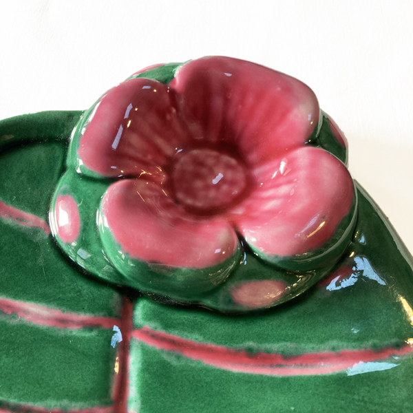 Superbe et très original plat Vallauris en forme de feuille, avec une belle fleur rose placée en bordure de pièce