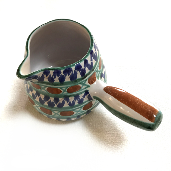 Un pot à lait ou crémier aux teintes vertes, bleues et marron, signé Robert Picault (Vallauris)
