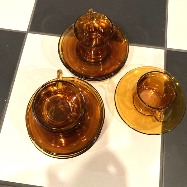 Set de 12 tasses et soucoupes en verre ambré Duralex, en parfait état. Vaisselle 100% années 70-80