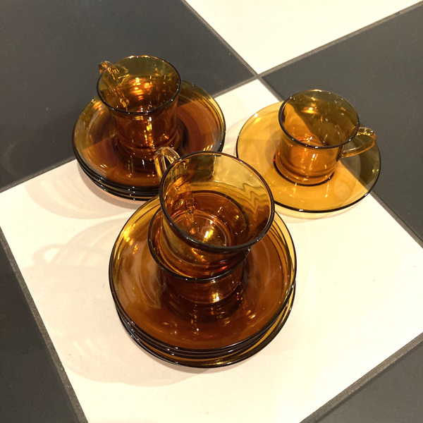 Set de 12 tasses et soucoupes en verre ambré Duralex, en parfait état. Vaisselle 100% années 70-80