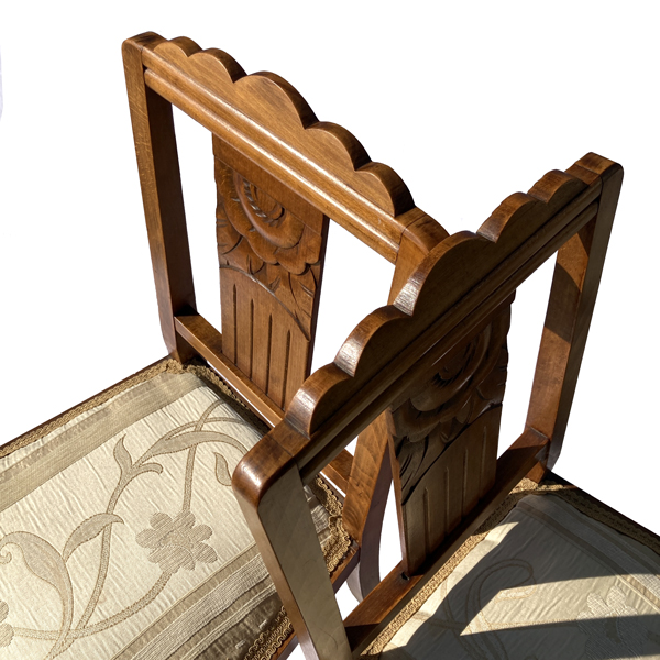 Paire de chaises anciennes, style art deco. Structure en bois. Motif floral sculpté sur le dossier.