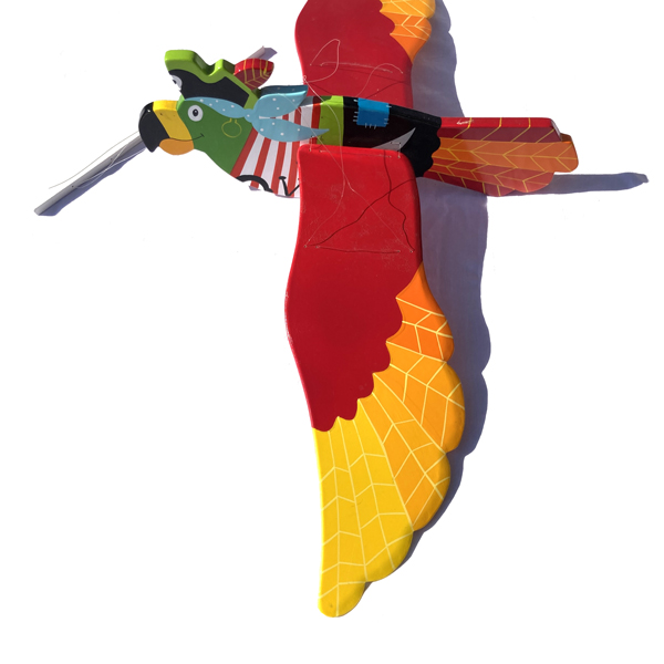 Attention, un perroquet nous attaque ! Un mobile pour chambre d'enfant qui se met en mouvement en battant ses grandes ailes !